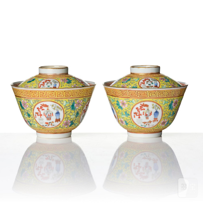 A pair of yellow ground 'medallion' bowls with covers, - 图4